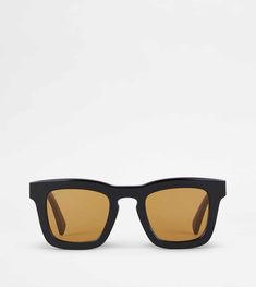 Sunglasses with acetate frame and Tod's branding on the temples. A versatile style, that reinterprets classic shapes in a contemporary key, with important gauges yet still easy to wear. Man Black, Black Sunglasses, Rayban Wayfarer, Square Sunglass, Branding, Key, Sunglasses, Frame, How To Wear