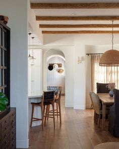 This open concept home layout proves that you can still have distinct spaces while still preserving an open feel. A cozy neutral color palette ties this home interior together. Credit: @paige_amodernrustichome