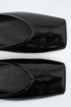 SQUARE-TOE BALLET FLATS - BLACK - Shoes - COS Black Flats Shoes, Black Ballet Flats, Spring Summer 2024, Modern Square, Ballet Flat, Summer 2024, Leather Working, Ballet Flats, Black Shoes