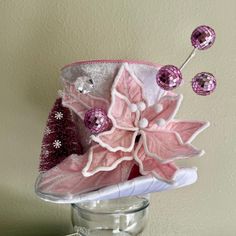 This is a festive pink and white Christmas tree topper top hat and it is READY TO SHIP.   Decorated with different shades of pink colors scheme, and white background, featuring sparkling crystals and glittery ornaments and a miniature Christmas tree.  This unique holiday Christmas tree topper top hat and or centerpiece combines traditional symbols with a modern twist, perfect for holiday-themed gatherings or as an eye-catching decoration. Place it at any focal point to brighten up your holiday d Pink And White Christmas Tree, White Christmas Tree Topper, Christmas Top Hat, Top Hat Centerpieces, Top Hat Tree Topper, Wonderland Christmas Tree, Pink And White Christmas, Hat Tree, Christmas Tree Top