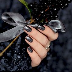 Top Fall Nail Colors: Inspiring 16 Ideas for Black Nails Gunmetal Gray Nails, Dark Grey Metallic Nails, Gunmetal Grey Nails, Dark Grey Nail Ideas, Gunmetal Nails, Gift Nail Art, Dark Grey Nails, Shimmery Nail Polish, Nail Art Winter