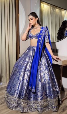 Bridesmaid Chaniya Choli, Royal Look Lehenga, Peacock Colour Lehenga, Lengha Designs Latest, Mother Daighter, Lahanga Design Latest, Mehendi Outfits For Bride, Designer Bridal Lehenga Choli, Bridal Lehenga Designs