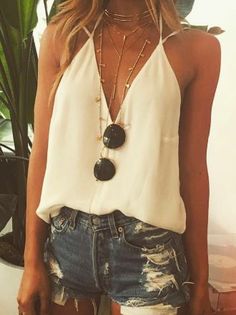 summer outfits ripped denim short shorts deep v neck Fest Outfits, Mode Boho, Bohol, Maxi Skirts, Cute Summer Outfits, Inspiration Mode, Spring Summer Outfits