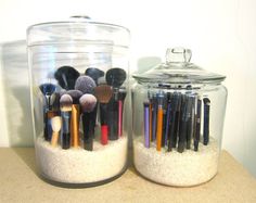 Excellent way to store your makeup brushes, espeically if they are going to be store on top of your vanity or dresser.   This prevents the dust from getting on your brushes.  You want to be stylish and clean too. Penyimpanan Makeup, Organizer Makeup, Makeup Brush Storage