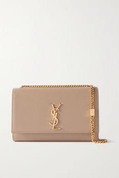 SAINT LAURENT's 'Kate' bag is a such a classic style investment. This version has been made in Italy from beige embossed-leather and embellished with an iconic 'YSL' logo plaque in gold. Slip it on your shoulder and match your jewelry to the signature hardware. Ysl Crossbody Bag, Ysl Kate, Ysl Purse, Kate Bags, Everyday Handbag, Beige Bag, Handbag Heaven, Beautiful Handbags, Saint Laurent Bag