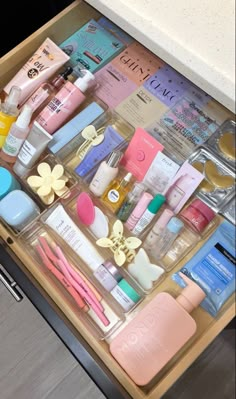 Makeup And Skincare Organization Drawer, Skincare Drawer Aesthetic, What Is A Good Skin Care Routine, Aesthetic Skincare Organization Drawer, Organized Skincare Drawer, That Girl Skincare Products, Skincare Inspo Aesthetic, That Girl Bathroom, That Girl Skincare