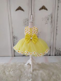 #etsy shop: Daisy Yellow Dress Baby, Daisy Dress 1st Birthday, Spring Easter Daisy Flower Dress for Little Girls, Toddlers Party Dress https://etsy.me/3JSeeOX #yellow #wedding #easter #white #floral #preppy #turtleneck #full #tutu Bee Birthday Theme, Sunshine First Birthday, Baby Birthday Photoshoot, Picnic Birthday Party, Baby Daisy, Daisy Yellow, Children's Dresses, Girls Designer Dresses, Toddler Party Dress