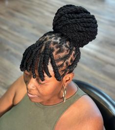 easy styles for long dread locs. Updo Bun With Bangs, Long Dreads Styles For Women, White Girl Dreads, Long Dreadlocks, Dyed Dreads, Hairstyle For Black Women, Quick Styles, Colored Dreads