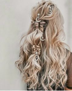 Boho wedding hair styles inspiration. Weavy hair and messy braids. Updo and half updo. Half down with hair accessories jewelry. Perfect for the free spirited boho bride. Feel beautiful and great with these hair styles! // Bridal hair styles // bridal updo // bridal hair // wedding hair // #weddinghair #bridalhairstyles #halfupdo #bohobride Undone Hair, Boho Wedding Hair, Celestial Wedding, Bohemian Hairstyles, Wedding Hair Inspiration, Wedding Hair Makeup, Boho Hairstyles, Wedding Hair And Makeup, Hair Dos