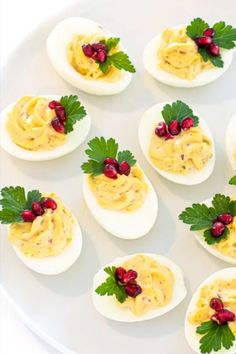 Save these ideas for the Best Easy Healthy Party Finger Food and Christmas Appetizers. These festive Christmas Deviled Eggs are adorably decorated and so delicious as a holiday appetizer! Christmas Deviled Eggs, Christmas Reception, Cousins Christmas, Christmas Canapes, Christmas Finger Foods, Chef Savvy, Ham Dinner, Egg Christmas, Platter Ideas