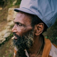 🚨 Discover our official shop www.DreadlocksNation.com 🇯🇲 More choice & best prices ! 🤩 KINGSTON BE WISE This oversized Gavroche-style dreadlocks Rasta hat is designed in gray cotton twill with its white lining and an elastic headband. ROCKSTEADY COLLECTION. A great Jamaican classic, this oversized Rasta cap with short visor, is a reference to the famous Gavroche, associated with the Newsboys of the United States at the end of the 19th century. Since then, it has benefited greatly from the pu Rasta Photoshoot, Dreads Hat, Style Dreadlocks, Rasta Dreadlocks, Crochet Rasta Hat, Rasta Beanie, Rasta Hat, Gray Hand-knitted Cap, Be Wise