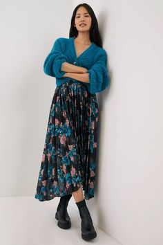 Anthropologie Clothing, Anthropologie Style, Cool Winter, Maxi Skirt Outfits, Look Retro, Sweater Outfit, Quirky Fashion, Neue Outfits, Pleated Maxi Skirt