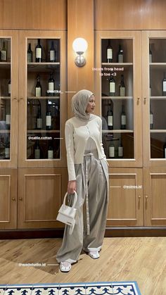 Simple Hijab Outfit, Simple Outfits Hijab, Elegant Feminine Outfits, Uniqlo Women Outfit, Outfit Ideas Hijab, Collage Outfits, Cute Date Outfits