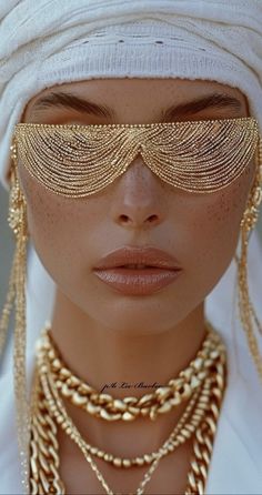 Trucco Glam, Look Boho Chic, Make Up Inspiration, Eyewear Trends, Face Jewellery, Not Talking, Jewelry Photoshoot, Beauty Shoot, Jewelry Fashion Trends