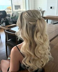 Prom Hair Ideas Straight, Simple Hair Ideas For Homecoming, Homecoming Hair Short Length, Hoco Hairstyles Medium Length Hair, Hoco Simple Hairstyles, Brown Hair Homecoming Hairstyles, Hi I Hairstyles, Cute Simple Hairstyles For Homecoming, Cute Hairstyles Long Wavy Hair