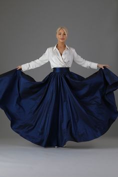 Taffeta skirt with sash included. Taffeta skirt makes a classical elegant look. This skirt is perfect for any occasion.  Waistline can be made wider or more narrow. Skirt can be made longer or shorter.  More skirts you can see here:  https://www.etsy.com/shop/DesirCouture?ref=seller-platform-mcnav&section_id=40312230 In order's note you can write your waist measurements and I will make according to your size. Standard Waist sizes: XXS 24.5 (62cm) XS 26 (66cm) S 28.5 (72cm) S/M 30 (76cm) M 31.5 ( Skirt Photoshoot, Couture Bridesmaid Dresses, Taffeta Skirt, Wedding Skirt, Gown Skirt, Classic Skirts, Rock Outfit, Formal Skirt, Full Circle Skirt