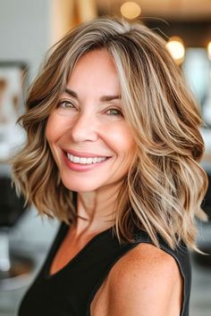 34 Stunning Hairstyles For Women Over 50 - The Hairstyle Edit Undone Hair, 50 Hair, Stunning Hairstyles, Hairstyles For Women Over 50, Collar Bone, Effortless Hairstyles, Curly Hair Inspiration