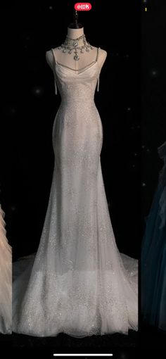 the back of a wedding dress is shown in three different angles, including an open neckline