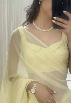 Farewell Saree Blouse Ideas, Simple Elegant Sarees Classy, Aesthetic Blouse Design For Saree, Farewell Saree Aesthetic, Pastel Saree For Farewell School, Blouse Designs Aesthetic, Simple Saree Look For Wedding, Saree Inspo For Farewell, Silk Saree For Farewell