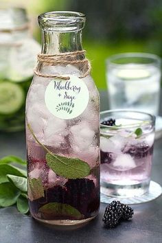 Infused Water Recipes, Fruit Infused Water, Spa Water, Fruit Water, God Mat, Fruit Infused, Water Recipes, Flavored Water, Detox Water