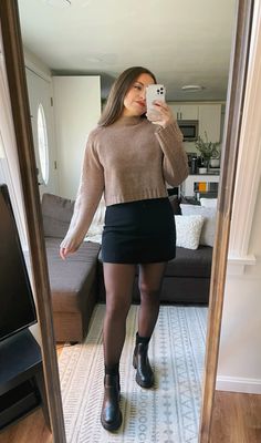 Chelsea Boots Skirt, Black Mini Skirt Outfit Winter, Mini Skirt Winter Outfit, Skirt With Tights Outfit, Mini Skirt Fall Outfit, Mini Skirt Outfit Winter, Sweater Skirt Outfit, Black Mini Skirt Outfit, Women's Winter Fashion