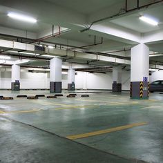 an empty parking garage with no cars or people in the space to park their vehicles