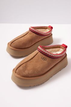 The UGG® Tazz platform slipper is crafted in a suede fabric with an EVA outsole and cozy UGGplush™ lining, a moisture-wicking textile made from a wool-rich blend but made to feel and wear like shearling. | UGG Women's Tazz Shoes, Size 9, Gold Ugg Tazz Platform, Autumn Fashion Work, Ugg Tazz, Ugg Slides, Preppy Shoes, Chic Shop, Ugg Slippers, Sheepskin Boots, Platform Slippers