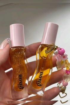 The Gisou Honey Infused Lip Oil is a must-have for anyone looking for the ultimate lip care experience. This luxurious oil is infused with the goodness of honey, providing your lips with long-lasting hydration and nourishment. The formula is rich in antioxidants and essential nutrients that help repair and protect the delicate skin on your lips, leaving them soft, smooth, and healthy-looking. Perfect for daily use, this lip oil provides a subtle shine and a natural tint, making it ideal for use Guiso Lip Oil, Gisou Lip Oil, Drunk Elephant Skincare, Burts Bees Lip, Lip Oils, Lip Gloss Collection, Beauty Routine Tips, Oil Skin Care, Lip Products