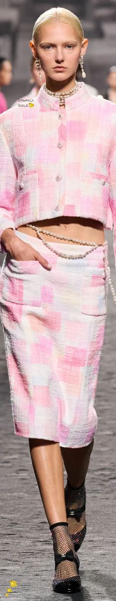 #Chanel #Spring2023 #Runway #SparklyGold #HauteCouture #Fashion 🌸☀️ Chanel Jacket, Pink Chanel