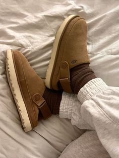 UGG Women's Goldenstar Clog, UGG Goldenstar Clog Chestnut, uggs for fall, shoes for fall.  #shoes #ugg Clog Outfit Winter, Boots Sweatpants, Uggs Outfit Ideas, Clog Outfit, Winter Uggs, Ugg Clogs, Ugg Boots Outfit, Ugg Store, Clogs Outfit