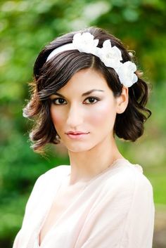 The Romantic Wedding Hairstyle with a Flowery Bridal Headband for Mid-length Curly Wavy Hair Cute Wedding Hairstyles, Short Bridal Hair, Bob Wedding Hairstyles, Dunner Wordend Haar, Curly Wedding Hair, Flowers In Her Hair, Wedding Hairstyles With Veil, Wedding Guest Hairstyles