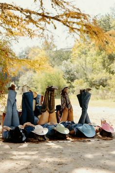 Western Photoshoot Ideas, Country Poses, Desert Photoshoot Ideas, Summer Instagram Pictures, Cowgirl Photoshoot, Cute Senior Pictures