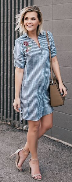 Striped Dress & Brown Leather Shoulder Bag & Nude Pumps Shirt Bags, Salwar Designs, Legging Outfits, Jeans Shirt, Shirtdress, Mode Inspiration, Kurti Designs, Hunter Boots