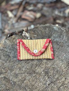 a small purse sitting on top of a tree stump