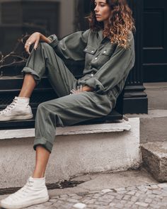 - Coming back in March -Green cotton jumpsuit with button opening on the front. Comes with two side pockets, a pocket on the back and two chest pockets with buttons. Green Jumpsuit Outfit, Winter Jumpsuits, Doudoune The North Face, Winter Green, Winter Jumpsuit, Jumpsuit For Women, Green Jumpsuit