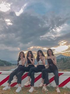 Pose For 4 Friends, 4 Bestie, 4 Girl Friends Aesthetic, Besfriends Foto Aesthetic, 4 Best Friends Pictures Aesthetic, Group Photo Poses, Sisters Photoshoot Poses, Friendship Photos