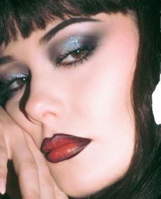 Metal Makeup Looks, 90s Goth Makeup, Grunge Eye Makeup, Witchy Makeup, Rock Makeup, Red Hair Looks, Cherry Red Hair, Maquillage On Fleek, Concert Makeup