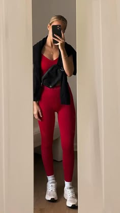 Red Gym Leggings Outfit, Red Activewear Outfit, Red Legging Outfits, Red Airport Outfit, Red Leggings Outfit Ideas, Colourful Legging Outfits, Maroon Yoga Pants Outfit, Red Yoga Pants Outfit, Red Yoga Outfit