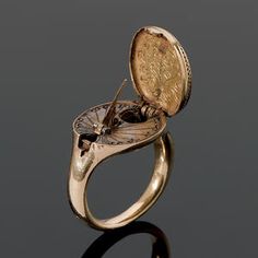 A rare 16th century gold sundial and compass ring Compass Ring, Ancient Jewelry, Dieselpunk, 16th Century, Gold Hoop, Cute Jewelry, In The Middle, Artifacts