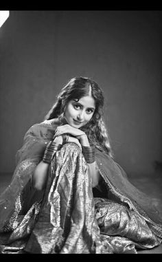 Poetry Writing, Vintage Photoshoot, Self Portrait Photography, Indian Photoshoot, Saree Photoshoot, Posing Guide, Classy Photography