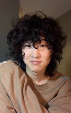 Fluffy Medium Hair Men, Short Curly Haircuts Transmasc, Curly Haircut Ideas Short, Puffy Hair Men, Loose Coily Hair, Gender Neutral Curly Hair, Medium Coily Hair, Shaggy Short Hair Men Curly