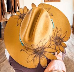 Sunflower Western Hat, Sunflower Cutout Hat, Wide Brim Hats, Hand Burned Western Hat, Womens Western Accessories, Womens Hats - Etsy Bride Cowgirl Hat With Aunflowers, Burning Hat Designs, Diy Hats For Women, Diy Leather Hat, Sunflower Cutout, Burnt Hat