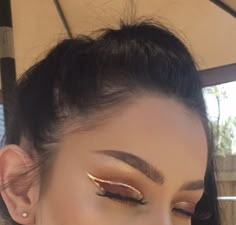 Gold Eyeliner, Mekap Mata, Makeup Blending, Makeup Eye Looks, Makeup Hacks, Glitter Eyes, Kiss Makeup, Glitter Eyeshadow, Makeup Goals