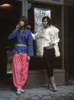 Outside the 'Hung On You' Boutique, summer 1967. Urban Outfitters Models, Expensive Clothes, Normal Clothes, How To Wear Scarves, 60s Fashion