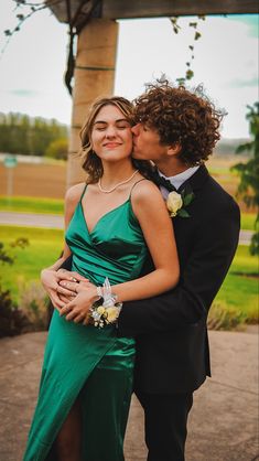 green dress prom couple corsage Green Satin Prom Dress, Prom Picture Poses, Prom Dresses 2023