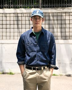 풀카운트(Fullcount) 6 Panel Denim Baseball Cap ”F“ Patch Vintage Wash 버즈릭슨(Buzz Rickson’s) 32 Length Khaki Original Spec Chino Pants 화창한 날씨에 어울리는 스타일을 찾으신다면 카키색 치노와 인디고 조합은 어떠하신가요? 풀카운트의 데님 셔츠 & 은은하게 워싱 된 Denim Baseball Cap 자극적이지 않은 데일리로 착용이 가능한 아이 템들 그리고 버즈릭슨의 베이직의 중심에 있는 Original Spec Chino Pants까지 풀카운트의 Denim Baseball Cap은 빈티지한 느낌을 연출하기 위해 의도적으로 모자 자체의 모양과 챙을 경년변화 시켰으며, 그로 인해 의도적인 폰트의 틀어짐과 챙의 휘임을 만들어내었고, 정석적인 느낌의 챙 모양을 원하시는 분들은 챙들 펴서 다시 구부려 주시면 본래의 모양으로 착용이 가능하십니다. Shirts Fullcount 4890 I... Korean Men Cap Outfit, Men Denim Outfit, Military Style Baseball Cap For Streetwear, Denim Baseball Cap For Streetwear, Medium Wash Denim Baseball Cap, Vintage Denim Workwear Shirt, Denim Outfit Men, Denim Shirt Outfit, Denim Baseball Cap