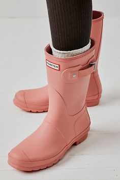 Hunters Rain Boots, Cute Rain Boots Woman, Rubber Boots Aesthetic, Hunter Short Rain Boots Outfit, Boots For Teenage Girl, Hunter Rain Boots Outfit, Hunter Short