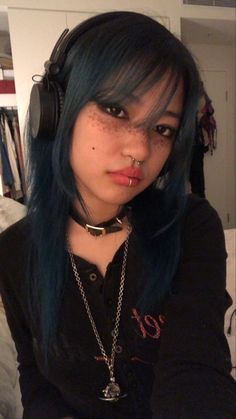 Styled Dyed Hair, Blue Grunge Makeup, Beabadoobee Blue Hair, Grunge Dyed Hair, Grunge Hair Dye, Dyed Hair Grunge, Grunge Hair Dye Ideas, Blue Hair Streaks