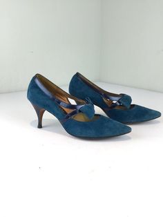 Circa: Ende 1950er Anfang 1960er Jahre Cyan / Teal Blue, diese Farben sind eine schöne Farbe, um ein Vintage- oder modernes Outfit zu knallen. Kräftiges, aber dunkles Wildleder in einer bequemen Absatzhöhe mit mandelförmiger Zehenform und einer elastischen gebänderten Schleife am Oberleder. Das könnten deine neuen Lieblinge werden! NEHMEN SIE ANGEBOTE AN? Wir nehmen KEINE Angebote an, bieten keine Rabatte an oder verhandeln über die Preise. Wir bieten Layaways und haben das ganze Jahr über Verkä Plastic Heels, Teal Turquoise, Comfortable Heels, Modern Outfits, The Vamps, Nubuck Leather, Womens Heels, Vintage 1950s, Turquoise Blue