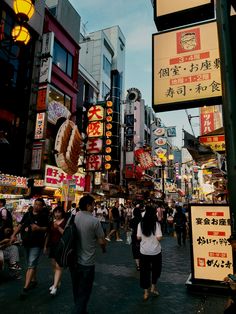 #osaka #japan #streetfood Japan Street Food, Summer In Japan, Japan Holidays, Japan Summer, Japan Guide, Trip To Japan